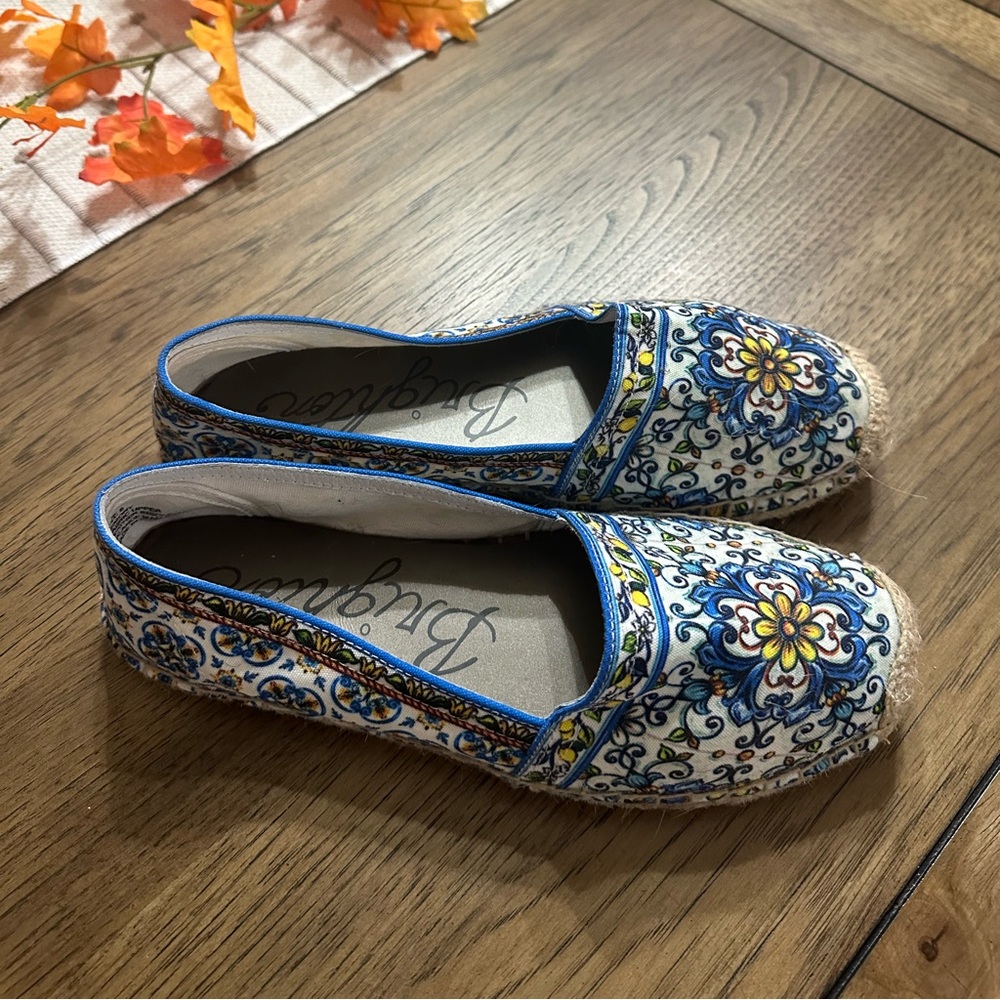 NWOT beautiful Brighton spring/summer slip-ons size 8